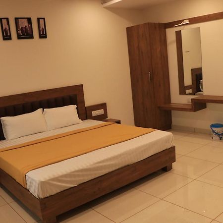 Hotel Viraj Residency Bhudzs Kültér fotó