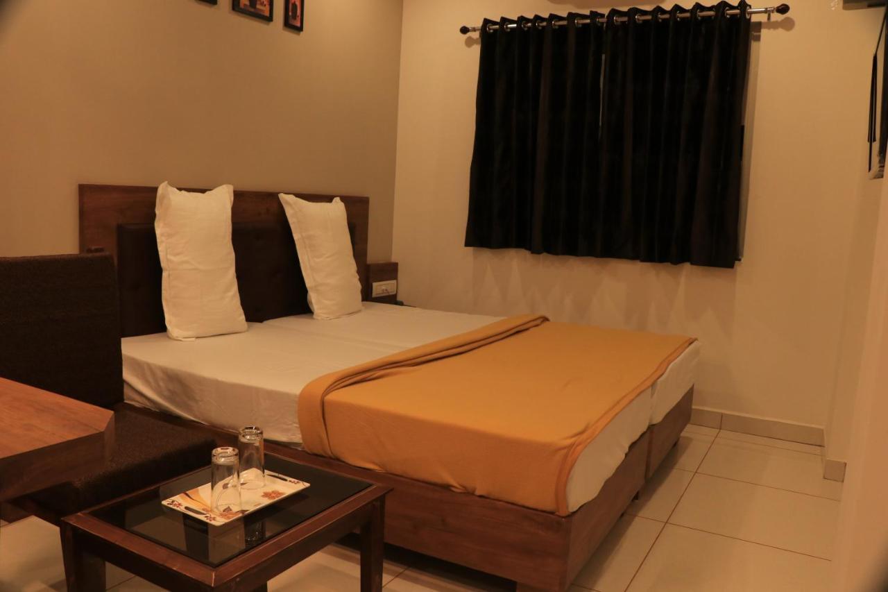 Hotel Viraj Residency Bhudzs Kültér fotó