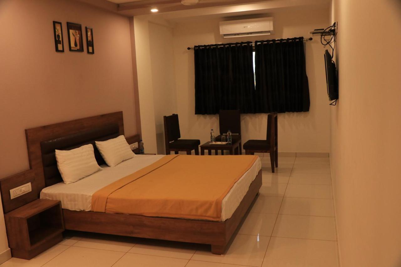 Hotel Viraj Residency Bhudzs Kültér fotó