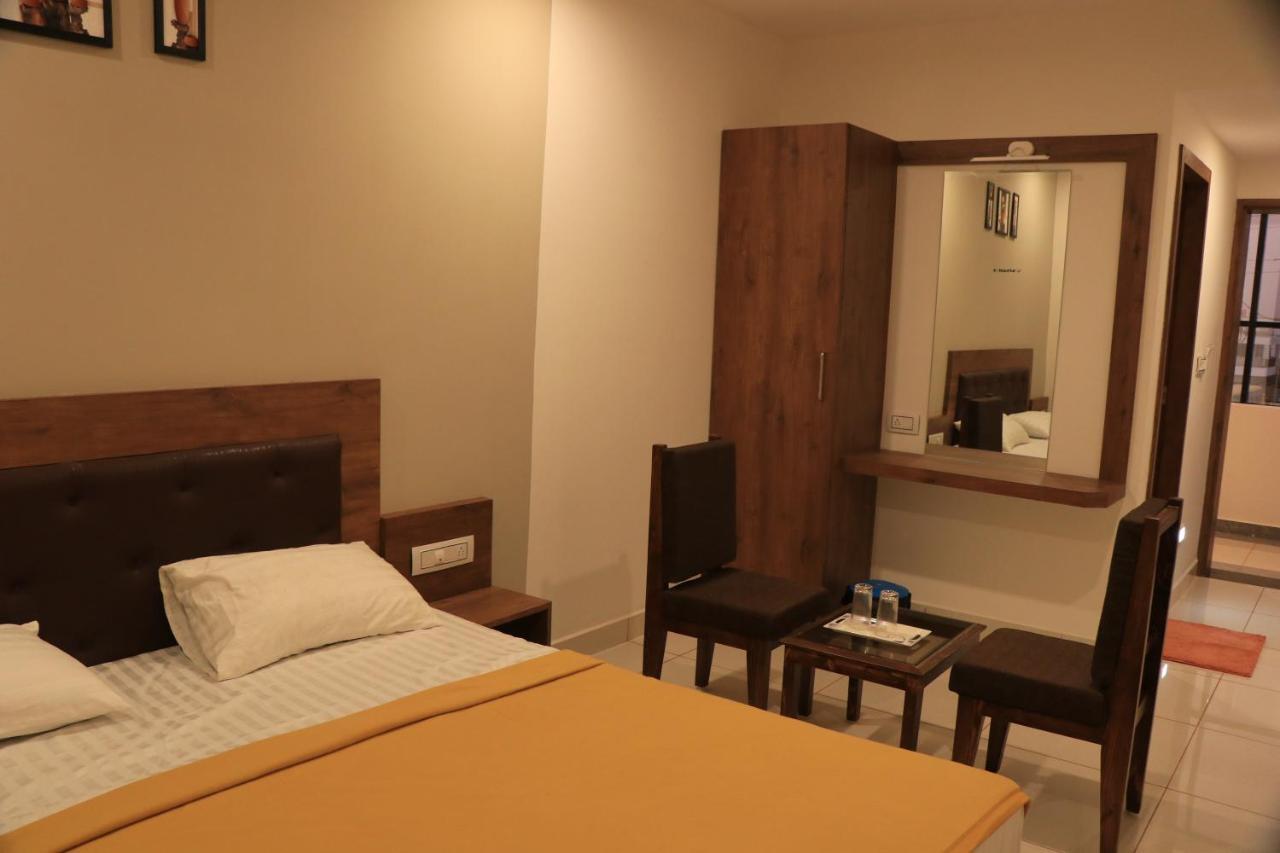 Hotel Viraj Residency Bhudzs Kültér fotó