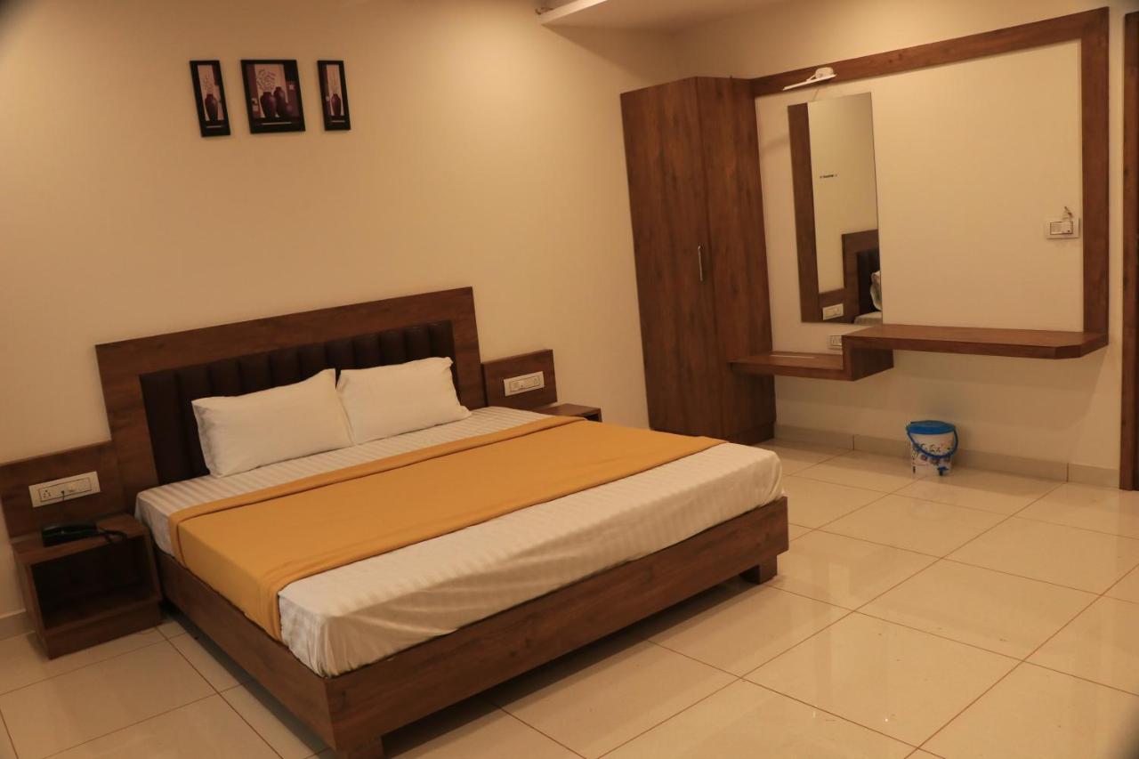 Hotel Viraj Residency Bhudzs Kültér fotó