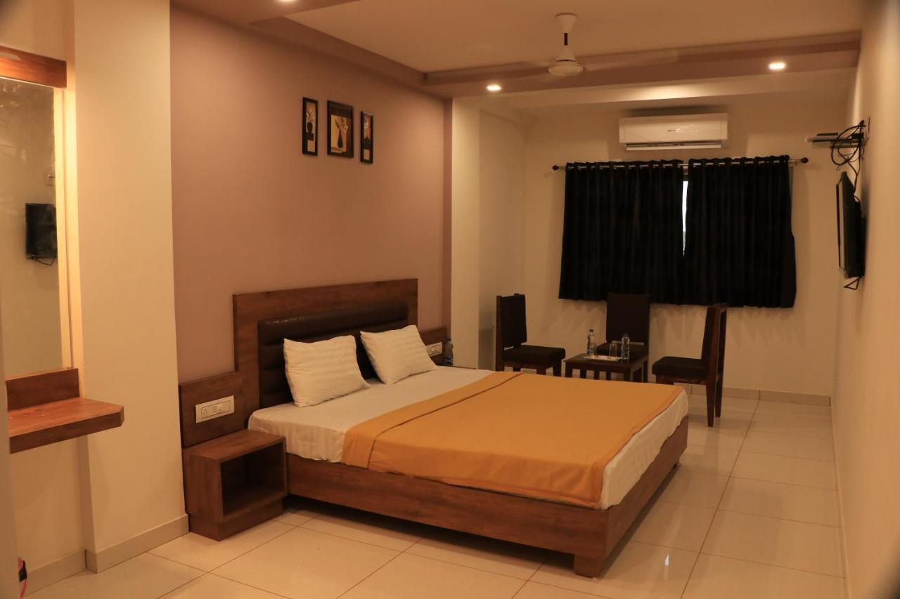 Hotel Viraj Residency Bhudzs Kültér fotó