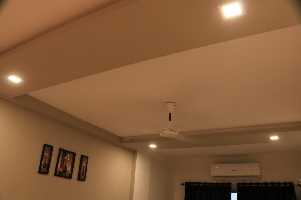 Hotel Viraj Residency Bhudzs Kültér fotó