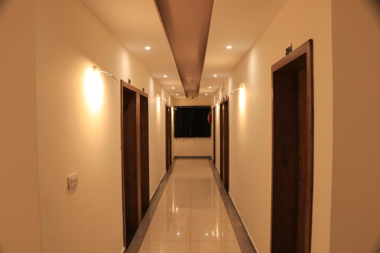 Hotel Viraj Residency Bhudzs Kültér fotó