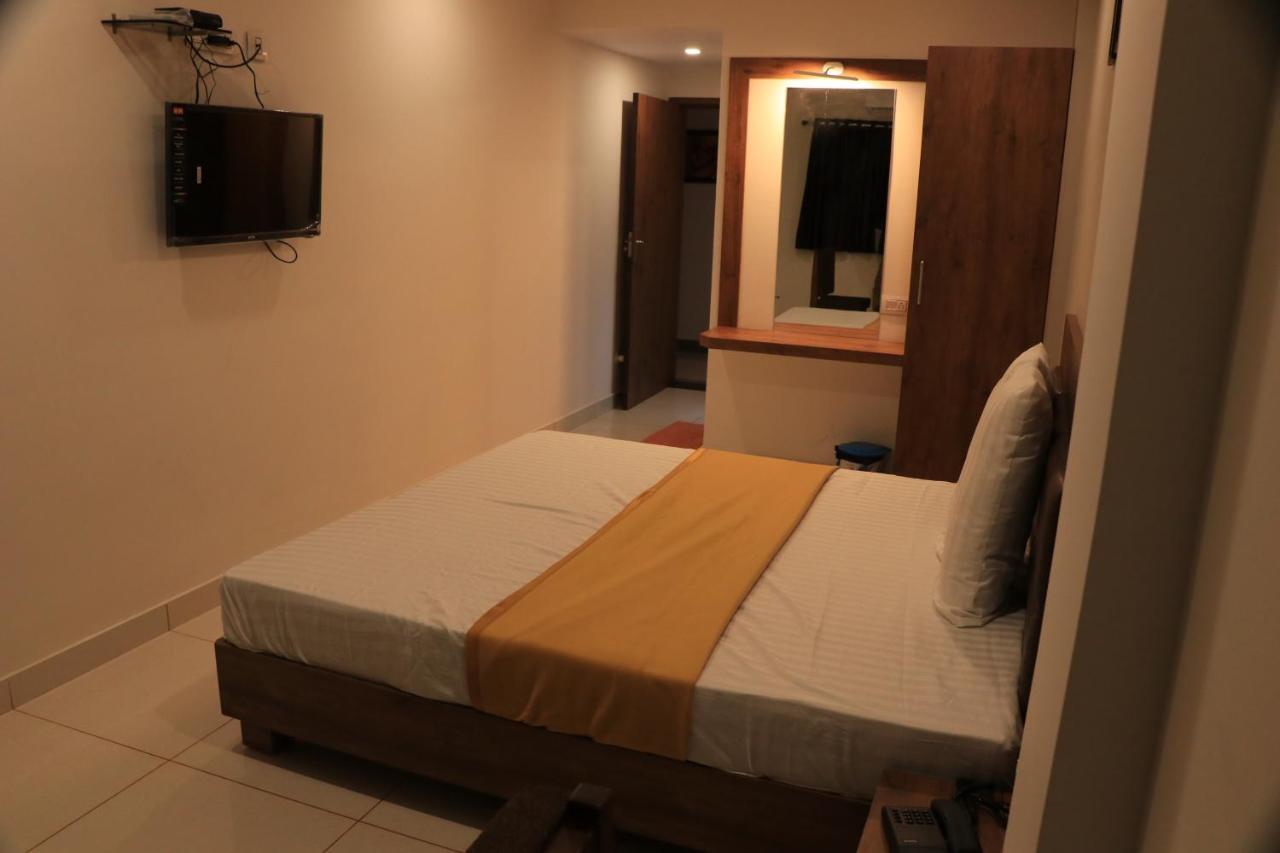 Hotel Viraj Residency Bhudzs Kültér fotó