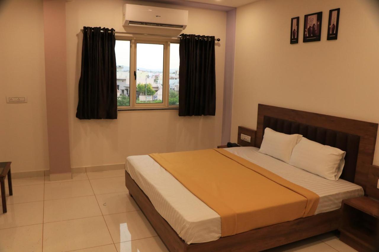 Hotel Viraj Residency Bhudzs Kültér fotó