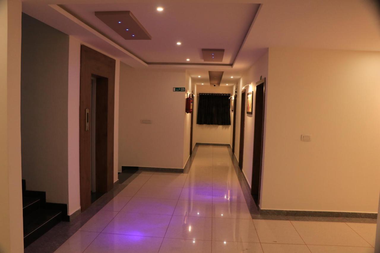 Hotel Viraj Residency Bhudzs Kültér fotó