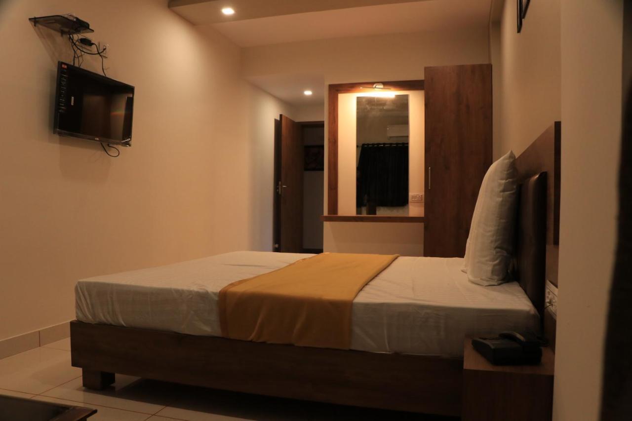 Hotel Viraj Residency Bhudzs Kültér fotó