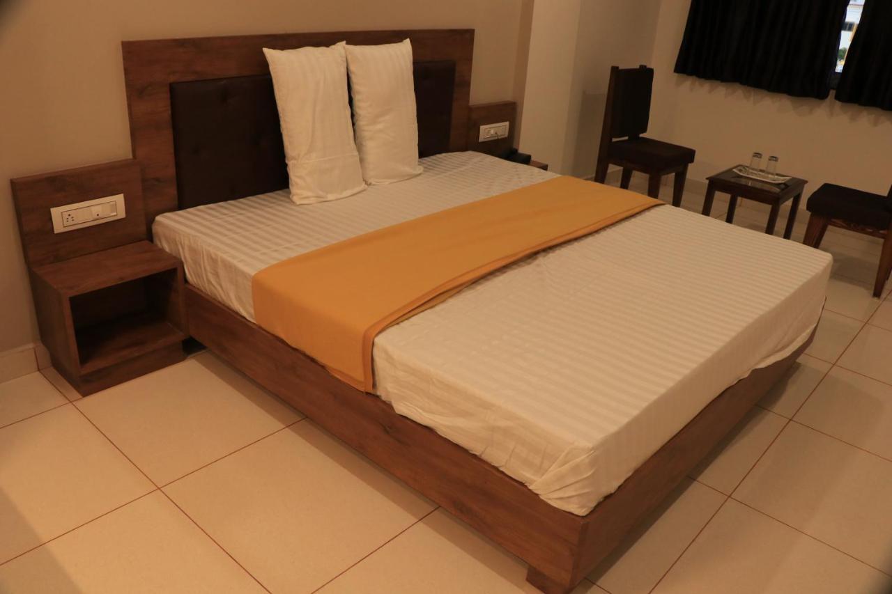 Hotel Viraj Residency Bhudzs Kültér fotó