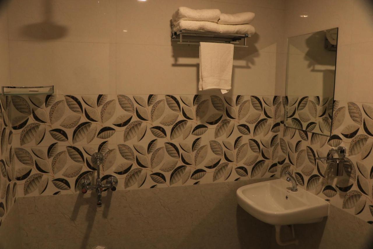 Hotel Viraj Residency Bhudzs Kültér fotó