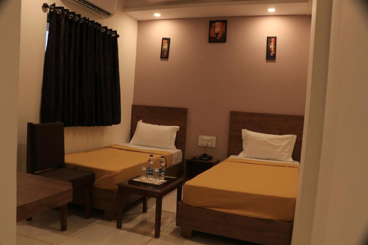 Hotel Viraj Residency Bhudzs Kültér fotó