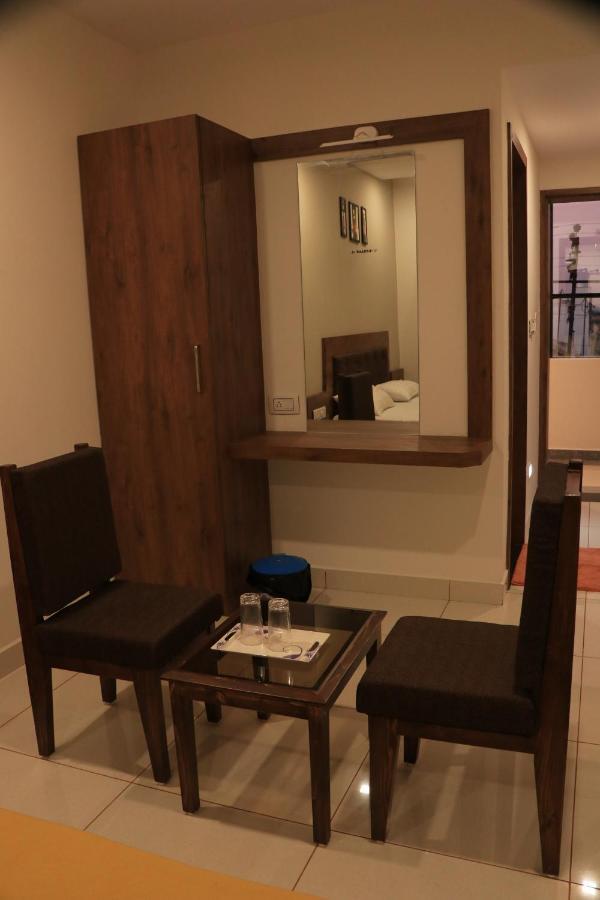 Hotel Viraj Residency Bhudzs Kültér fotó