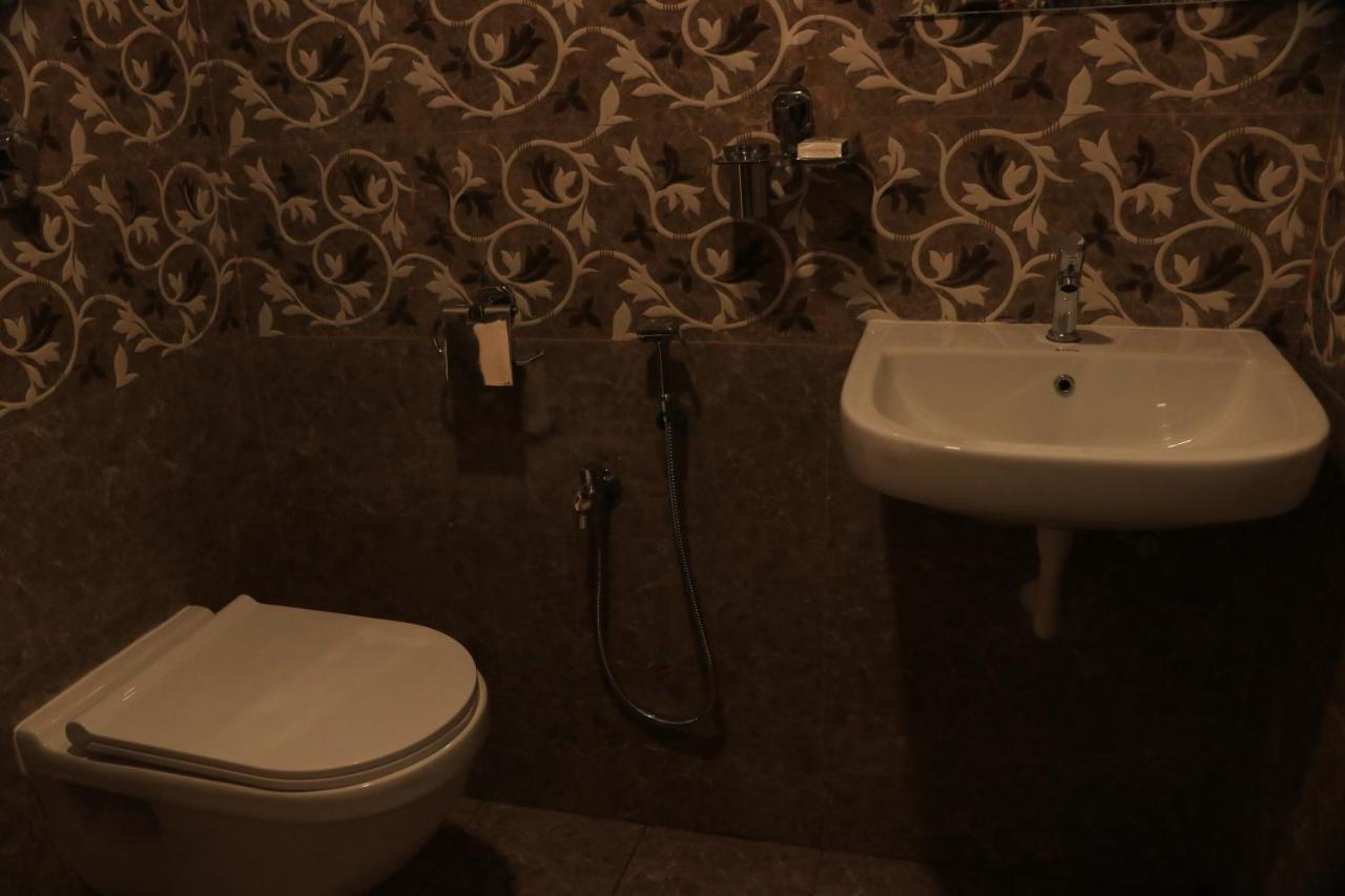 Hotel Viraj Residency Bhudzs Kültér fotó