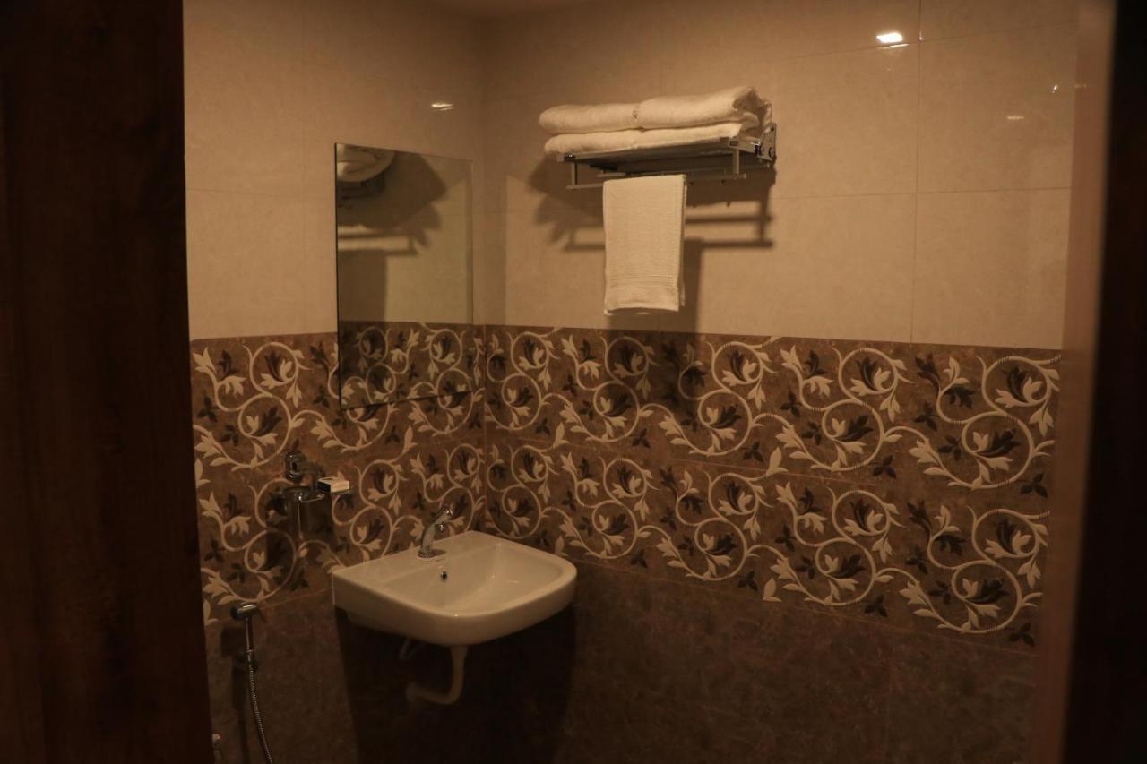 Hotel Viraj Residency Bhudzs Kültér fotó