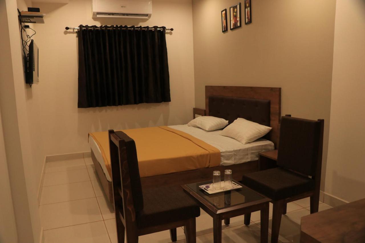 Hotel Viraj Residency Bhudzs Kültér fotó