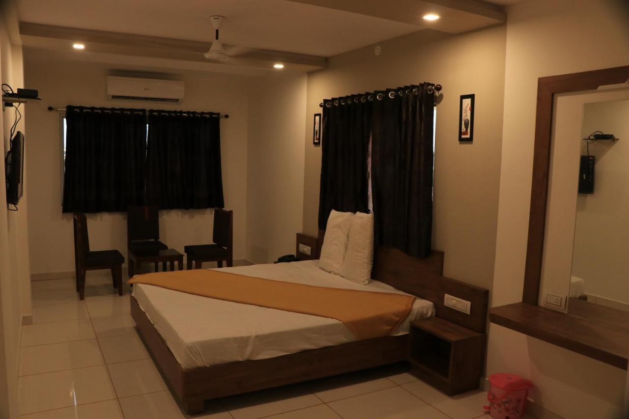 Hotel Viraj Residency Bhudzs Kültér fotó