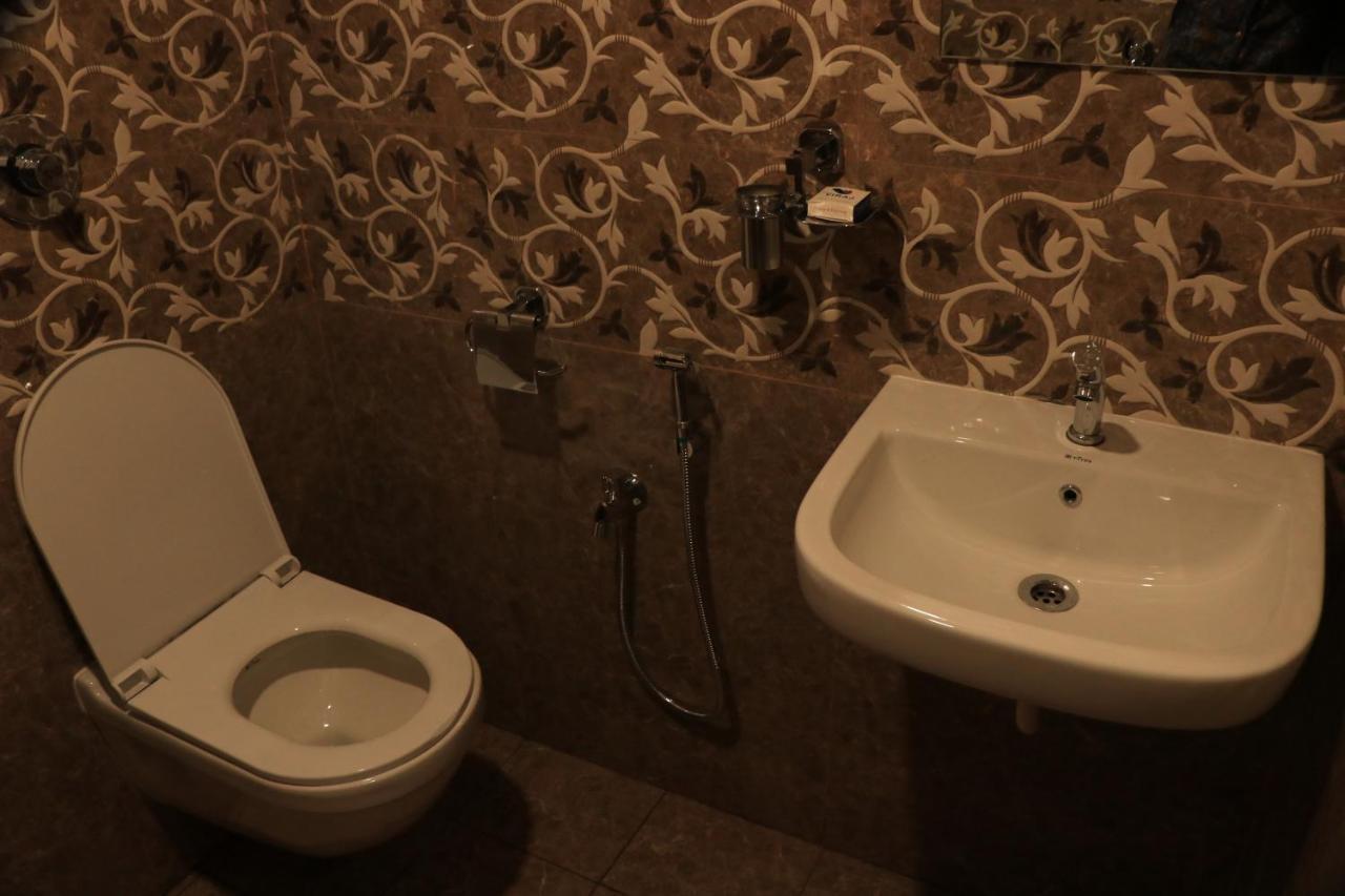 Hotel Viraj Residency Bhudzs Kültér fotó